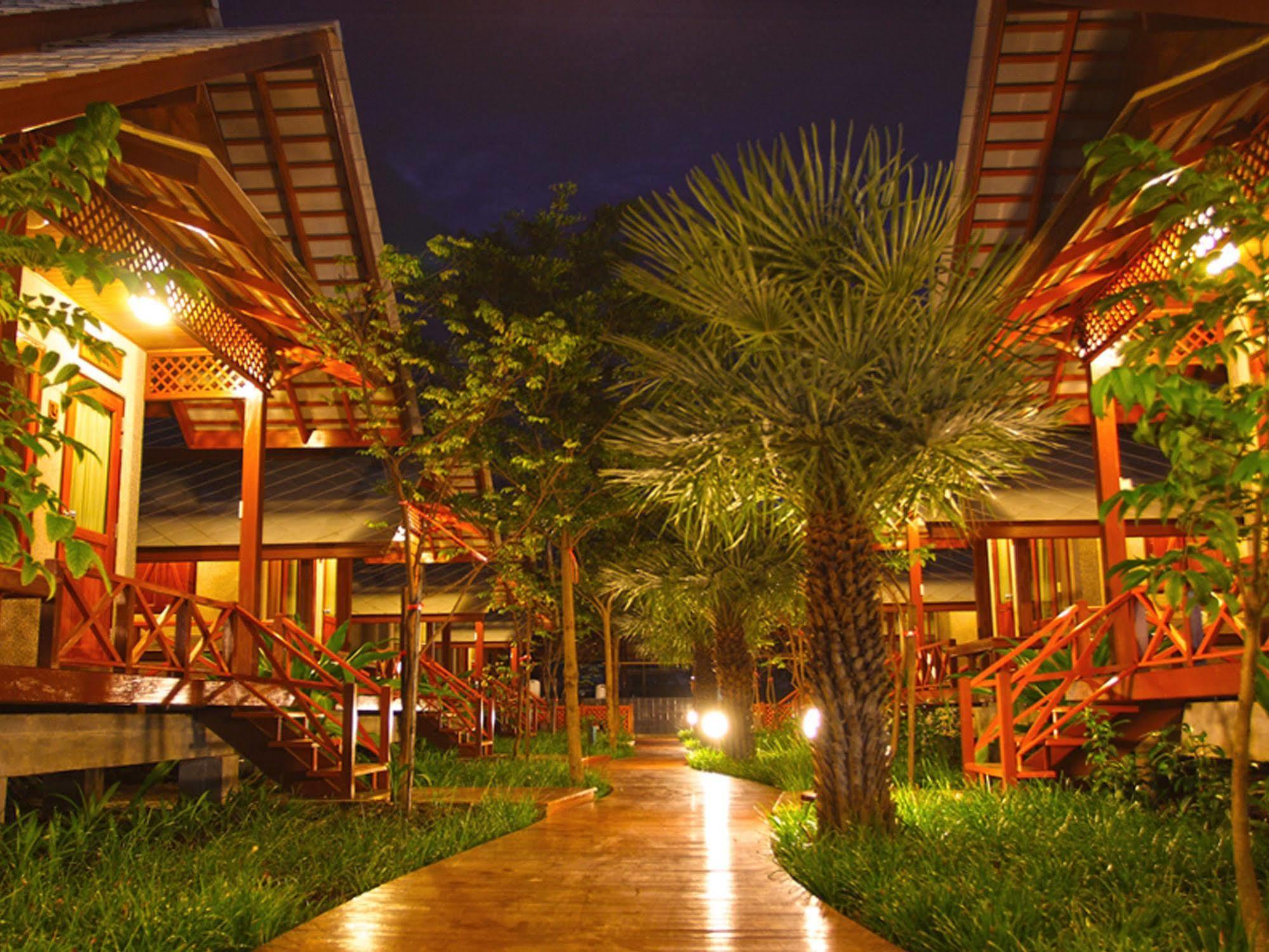 Baan Siriporn Resort - โรงแรมบ้านศิริพร รีสอร์ท Samut Songkhram Dış mekan fotoğraf