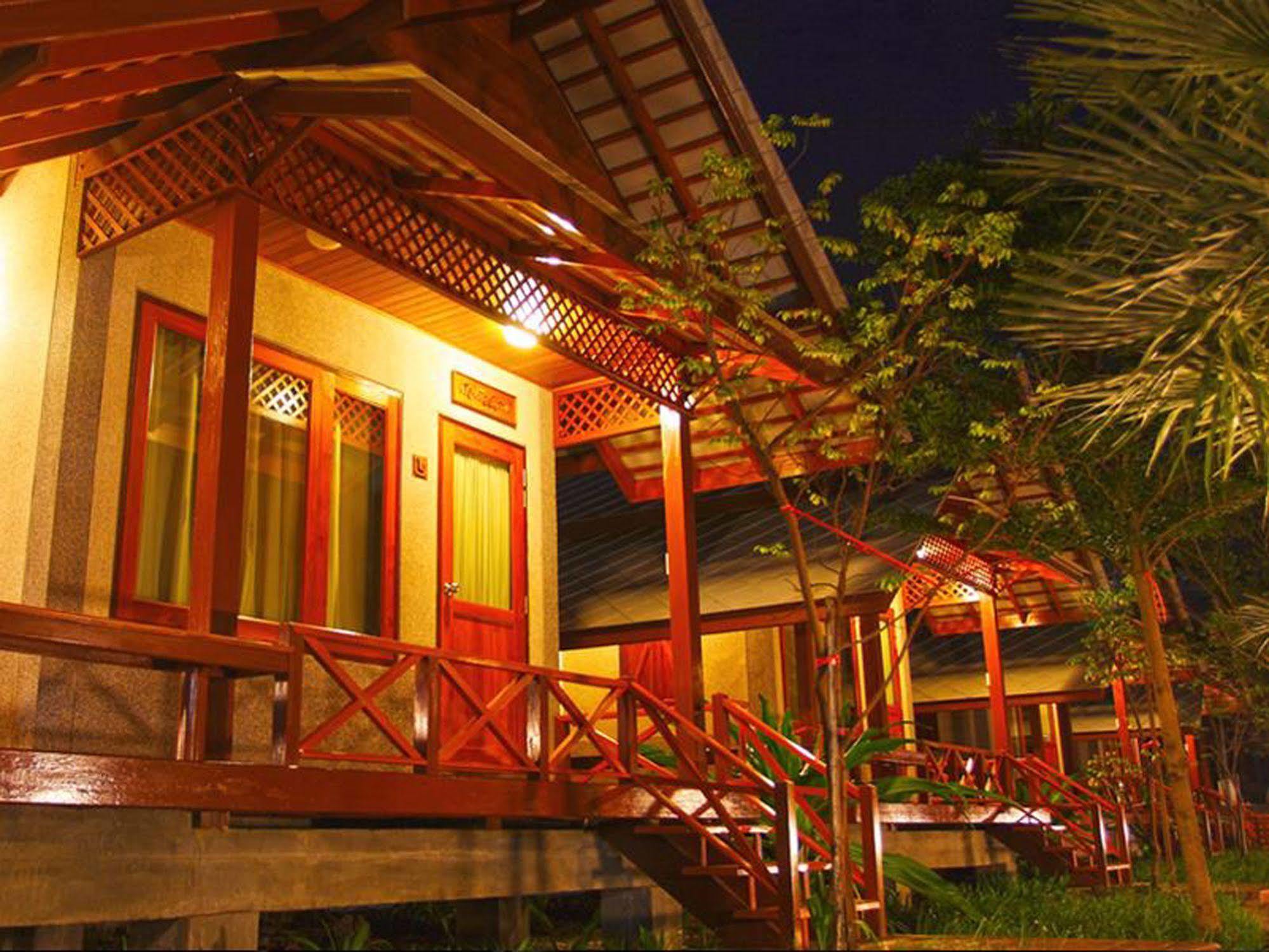Baan Siriporn Resort - โรงแรมบ้านศิริพร รีสอร์ท Samut Songkhram Dış mekan fotoğraf