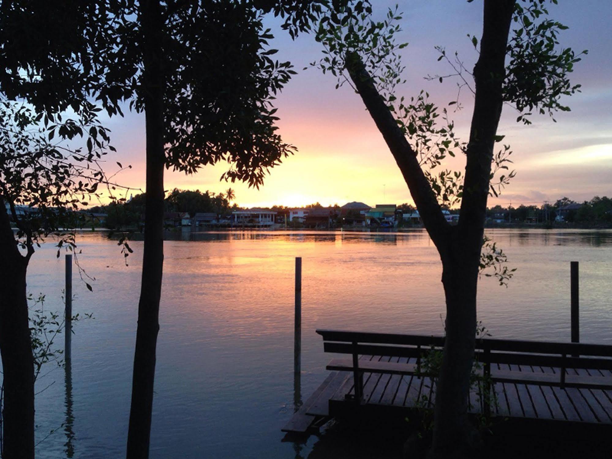 Baan Siriporn Resort - โรงแรมบ้านศิริพร รีสอร์ท Samut Songkhram Dış mekan fotoğraf